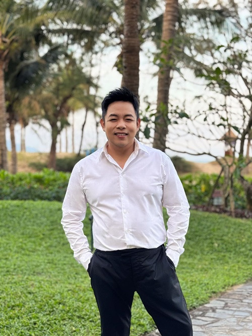 Quang Lê giỏi kiếm tiền từ ca hát trong những năm qua. Năm 2022, nam ca sĩ tiết lộ, khi hát tại đám cưới nhà đại gia Hà Tĩnh anh được trả đến nửa tỷ đồng. Quang Lê ước tính, mỗi tháng anh đi hát kiếm ít nhất 40.000 USD (hơn 927 triệu đồng).