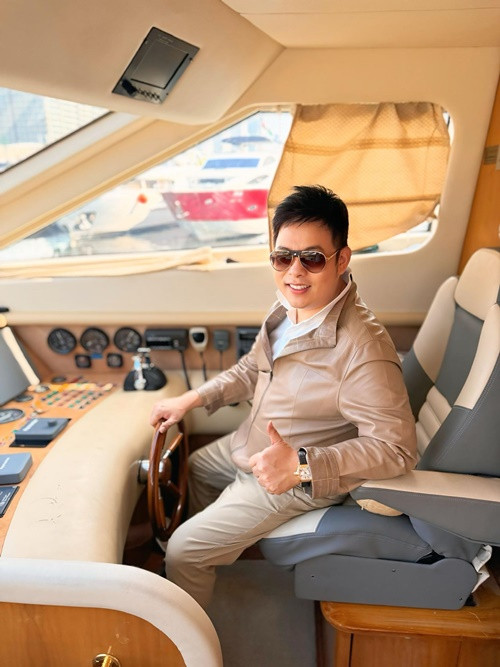 Quang Lê đang nắm trong tay khối tài sản “khủng”. Năm 2023, anh đón Mai Thiên Vân đến thăm căn biệt thự mới sát biển của mình. Năm 2021, Quang Lê mời Mai Thiên Vân đến thăm một căn nhà hơn 1 triệu USD của anh tại Mỹ. Ngoài biệt thự, nam ca sĩ hải ngoại còn sở hữu nhiều xe sang và phụ kiện đắt đỏ.