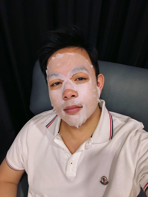 Nam ca sĩ khoe đắp mặt nạ dưỡng da.