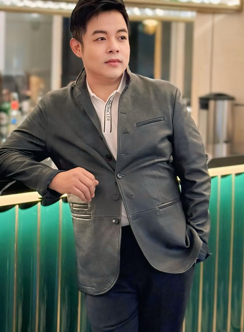 Giảm cân thành công, Quang Lê được khen ngợi phong độ hơn.