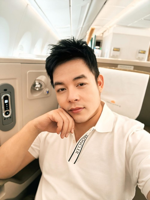 Gương mặt lẫn thân hình của nam ca sĩ thon gọn hơn.