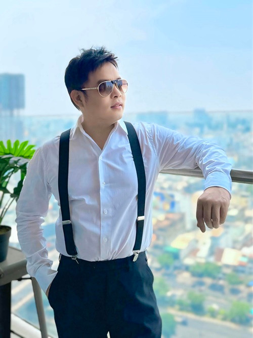 Trên trang cá nhân, ca sĩ Quang Lê bất ngờ viết: "Ðăng ký đi thi nam vương thôi nào! Độc lạ có khi đoạt giải".