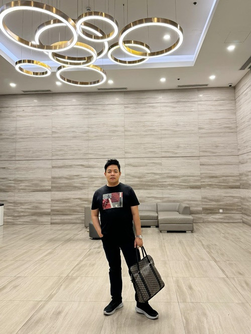 Giọng ca Sầu tím thiệp hồng chăm chút vẻ ngoài trong những năm gần đây,