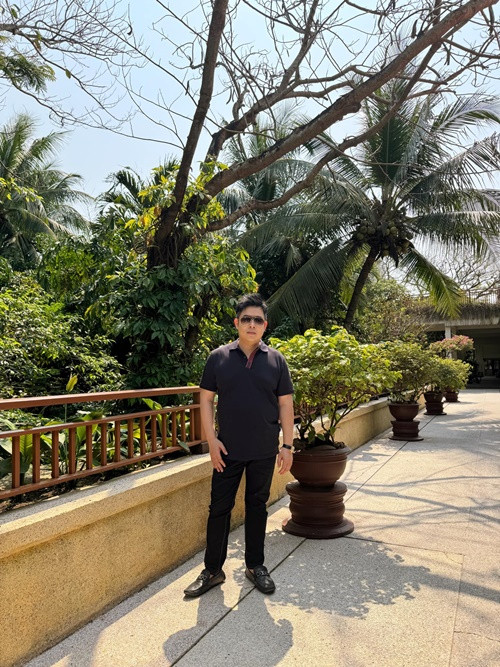 Nam ca sĩ hải ngoại cho biết, động lực giảm cân là sức khoẻ. "Ngày càng lớn tuổi tôi nghĩ cũng không nên để mình tăng cân quá đà như thế", Quang Lê chia sẻ.