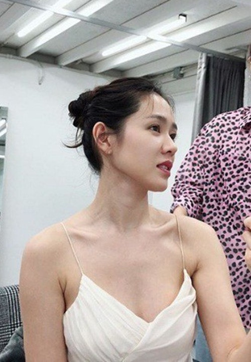 Son Ye Jin chuộng váy áo trễ nải khoe vòng một. Ảnh: Instagram Son Ye Jin.