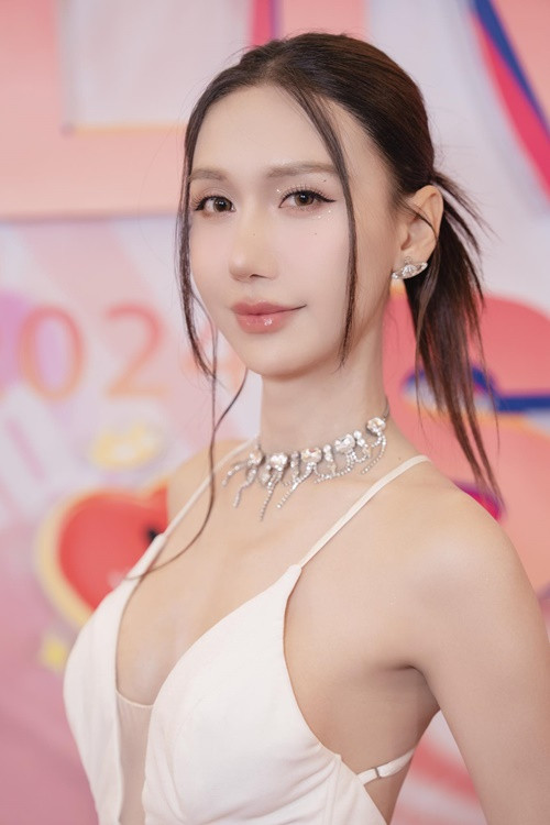 Lynk Lee phẫu thuật chuyển giới vào năm 2018. Để nhan sắc ngày càng hoàn thiện, cô thực hiện đến 8 ca dao kéo.