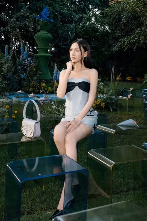 Tháng 11/2024, Lynk Lee gây bất ngờ khi đăng ký tham gia cuộc thi nhan sắc Miss International Queen Vietnam 2025 - Hoa hậu Chuyển giới Việt Nam 2025.