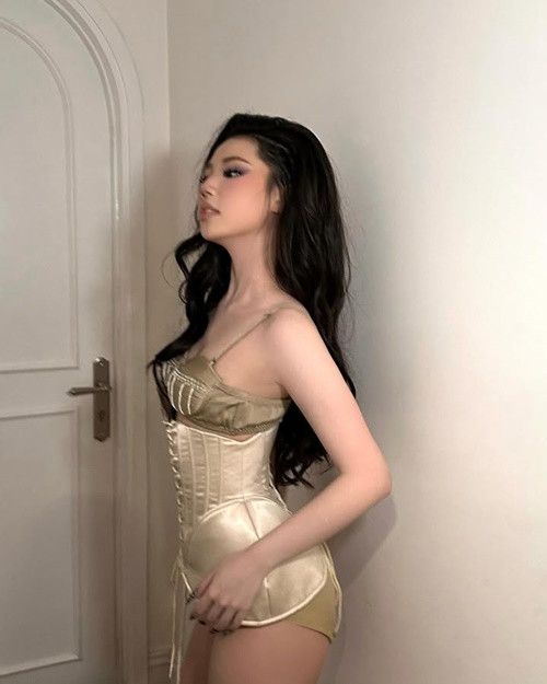 Amee theo đuổi phong cách như nữ thần tượng Hàn khi ngọt ngào lúc lại kiêu sa, gợi cảm.