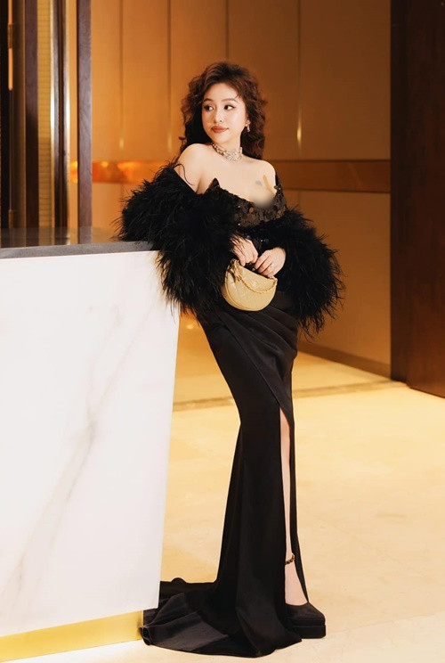 Vòng một căng đầy giúp Vân Hugo mặc gì cũng hút mắt. Năm 2017, nữ MC thừa nhận đã nâng ngực được hơn 1 năm.