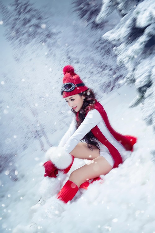 Theo VTV, Thanh Vân Hugo tốt nghiệp loại khá Học viện Ngoại giao và tốt nghiệp loại xuất sắc khi học thạc sĩ tại Thụy Sĩ