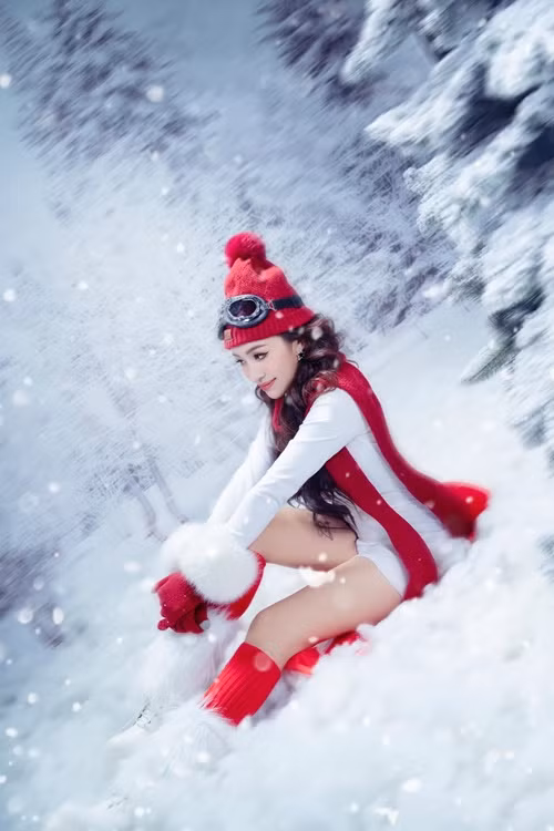 Theo VTV, Thanh Vân Hugo tốt nghiệp loại khá Học viện Ngoại giao và tốt nghiệp loại xuất sắc khi học thạc sĩ tại Thụy Sĩ