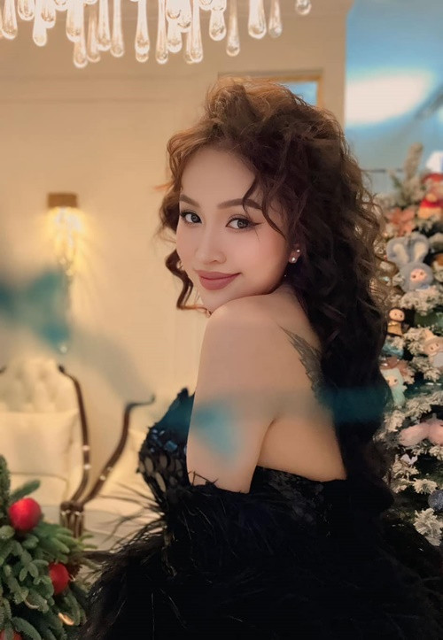 Vân Hugo sở hữu hình xăm "khủng" ở lưng. Đó là hình xăm đôi cánh thiên thần.