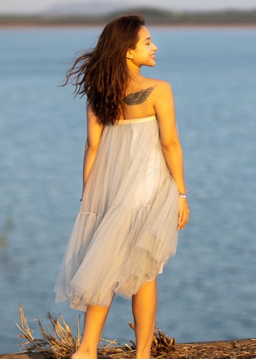 Hình xăm của Vân Hugo lộ ra khi nữ MC mặc váy áo hở lưng trần.