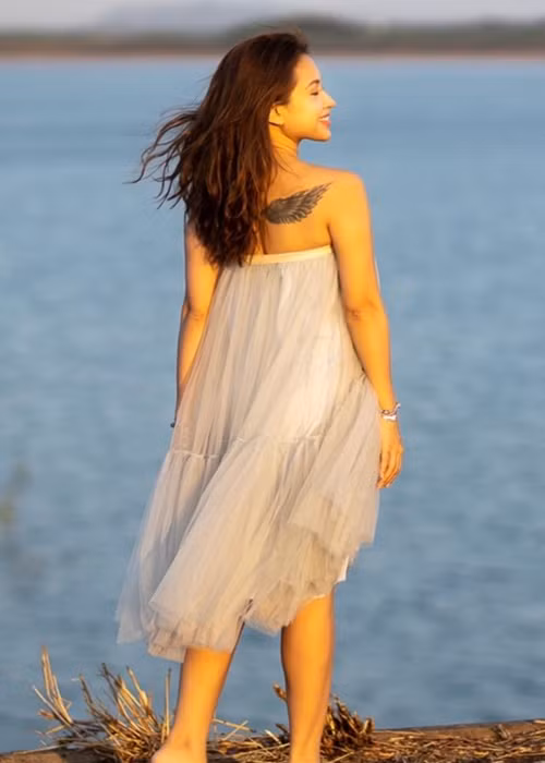 Hình xăm của Vân Hugo lộ ra khi nữ MC mặc váy áo hở lưng trần.