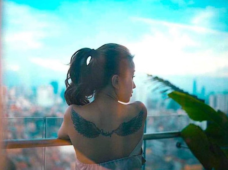 Hình xăm đôi cánh thiên thần của Vân Hugo được nối với nhau bằng dòng chữ tiếng Anh "Born to be free" (tạm dịch - Sinh ra trong tự do).