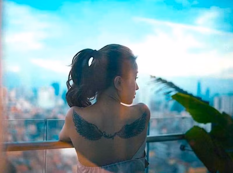 Hình xăm đôi cánh thiên thần của Vân Hugo được nối với nhau bằng dòng chữ tiếng Anh "Born to be free" (tạm dịch - Sinh ra trong tự do).