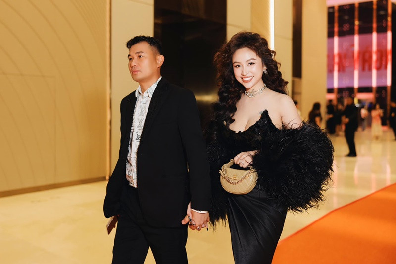  MC Vân Hugo sinh năm 1985, sở hữu chiều cao không nổi bật nhưng vóc dáng cân đối, gợi cảm.