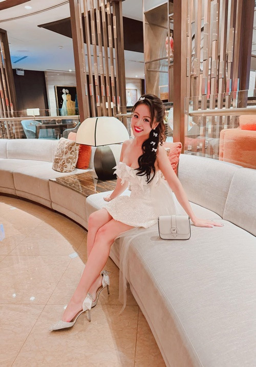 Biệt danh Vân Hugo xuất phát từ việc người đẹp làm MC trò chơi thiếu nhi tương tác qua điện thoại Vui cùng Hugo năm 2004.