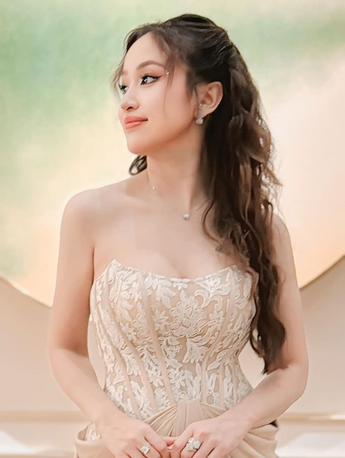 Vân Hugo còn đóng phim. Cô từng tham gia phim Nhật ký Vàng Anh, Phía cuối cầu vồng, Hoa nở trái mùa, Zippo, mù tạt và em.