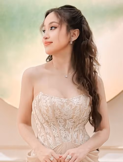 Vân Hugo còn đóng phim. Cô từng tham gia phim Nhật ký Vàng Anh, Phía cuối cầu vồng, Hoa nở trái mùa, Zippo, mù tạt và em.