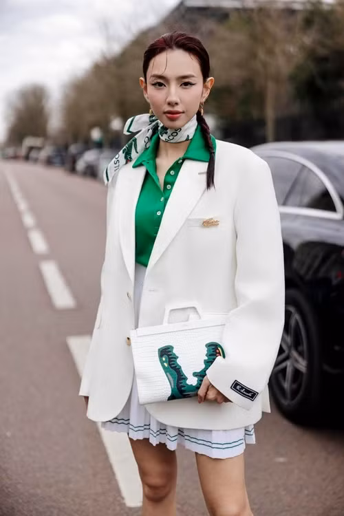 Gần đây, dư luận ồn ào trước nội dung quảng cáo "một viên tương đương một đĩa rau" của Thực phẩm bổ sung SUPERGREENS GUMMIES (Kẹo rau củ Kera). Phía Cục An toàn thực phẩm đã đề nghị xử lý nghiêm hoạt động quảng cáo vi phạm quy định của sản phẩm này. Từng liên tục quảng cáo kẹo rau củ, Hoa hậu Thùy Tiên bị nhiều cư dân mạng réo tên. Mới nhất, phía công ty Sen Vàng lên tiếng về vụ Thùy Tiên quảng cáo kẹo rau củ. Ảnh: FB Thùy Tiên.