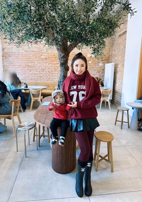 Quỳnh Thư thi thoảng vẫn nhắc đến bạn đời. "Ba bé bảo: “14/2 là ngày lễ dành cho tình nhân, mà giờ mình là ba là mẹ rồi thôi làm chuyện thực tế nhất và biết mẹ cũng thích nhất là tingting nha”, Quỳnh Thư chia sẻ vào dịp Valentine.