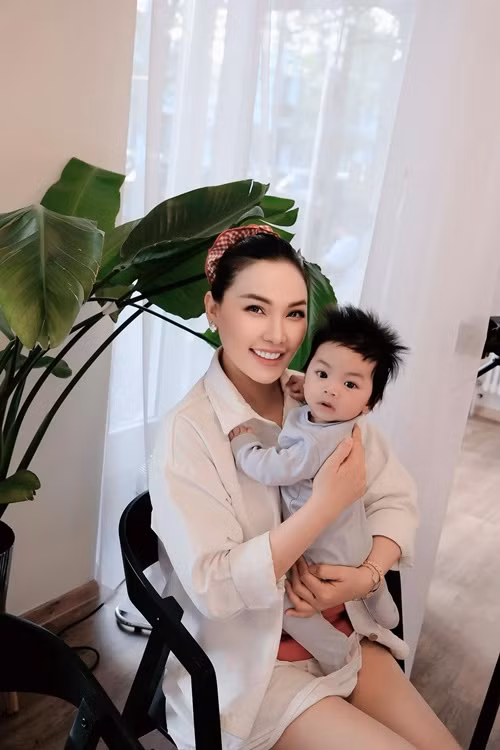 “Gà cưng” một thời của Khắc Tiệp tập được tính kiên nhẫn, chịu đựng nhờ chăm con.