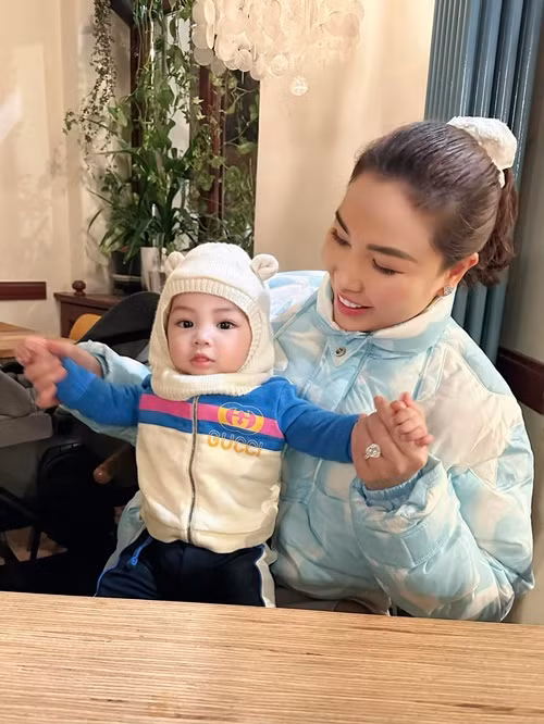 Quỳnh Thư chia sẻ: "Tôi đã cố gắng làm quen với việc con khóc. Thay vì cáu khắt khó chịu tôi lại càng bình tĩnh mọi chuyện và chơi với con nhiều hơn để con không cần đến ti giả cũng như xem tivi".