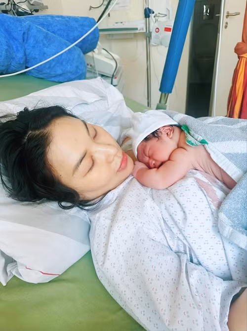  Người mẫu Quỳnh Thư mang bầu và sinh con ở Đức. Chân dài cho biết, cô có nhiều thay đổi từ khi làm mẹ bỉm sữa.