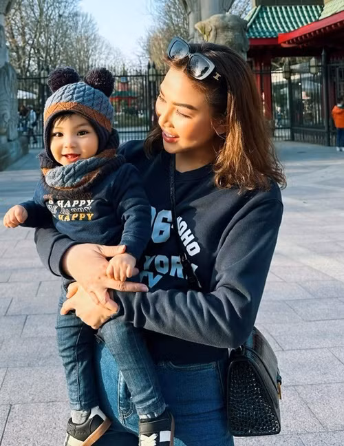 Nữ người mẫu "ghen tỵ" với vẻ ngoài của quý tử: "Tóc, lông mày, lông mi quá nhiều, riêng lông mi không những nhiều mà còn cong vuốt. Da thì trắng tinh, 2 má lúc nào cũng ửng hồng, môi thì đúng viền trái tim còn đỏ ửng…Toàn những thứ mà thời con gái tôi mong muốn có được trên cơ thể mình, giờ sinh nó ra tuy rằng con trai nhưng nó có hết những thứ tôi từng rất mong muốn".