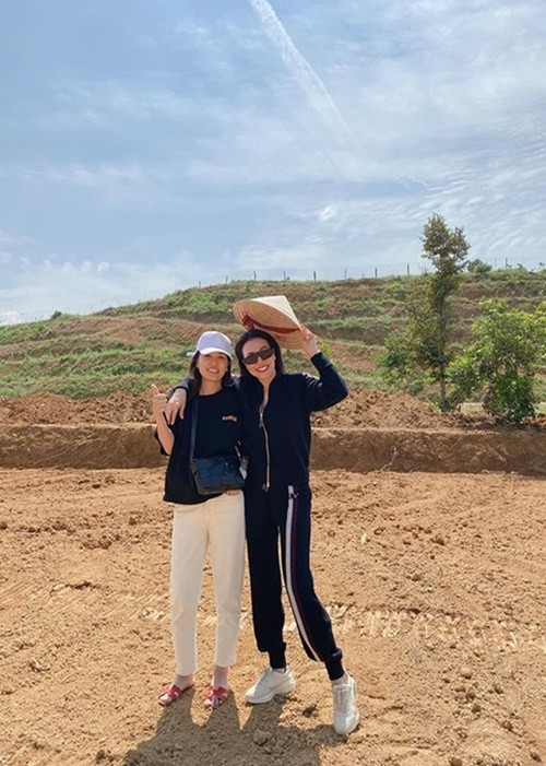 Hai mỹ nhân Việt từng vui vẻ gặp gỡ tại các sự kiện giải trí, đưa các con đi chơi chung. Trà Ngọc Hằng và Oanh Yến còn tâm sự với nhau những khó khăn trong cuộc sống. Ảnh: Vietnamnet.