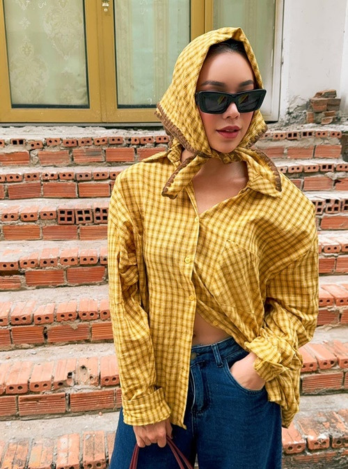 Nữ người mẫu cho biết, cô rất sốc khi nhận thông bị tạm hoãn xuất cảnh. “Tôi rất thiện chí và thật sự tôi không nhận được lời mời làm việc nào hết. Điều này ảnh hưởng đến công việc của tôi vì đặc thù công việc của tôi phải đi nhiều, khi nhận thông tin đó tôi rất hụt hẫng. Tôi bây giờ vẫn tôn trọng pháp luật và chờ ngày làm việc tiếp theo và chờ sự công bằng với mình”, nữ người mẫu cho hay. Ảnh: FB Trà Ngọc Hằng.