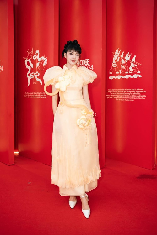 Quỳnh Lương tươi tắn khi tham gia một sự kiện sau khi khoe tin vui bầu bí.