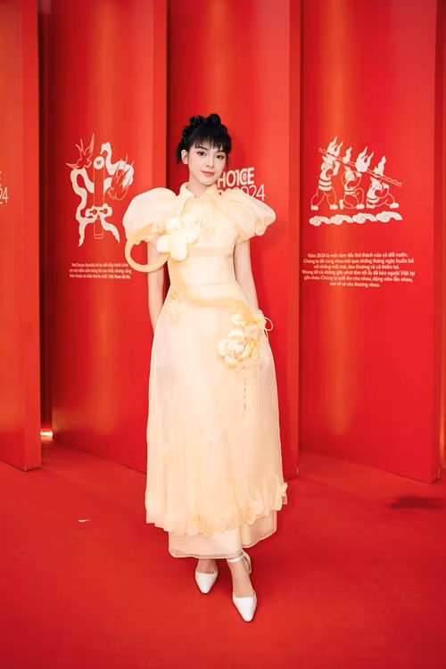 Quỳnh Lương tươi tắn khi tham gia một sự kiện sau khi khoe tin vui bầu bí.