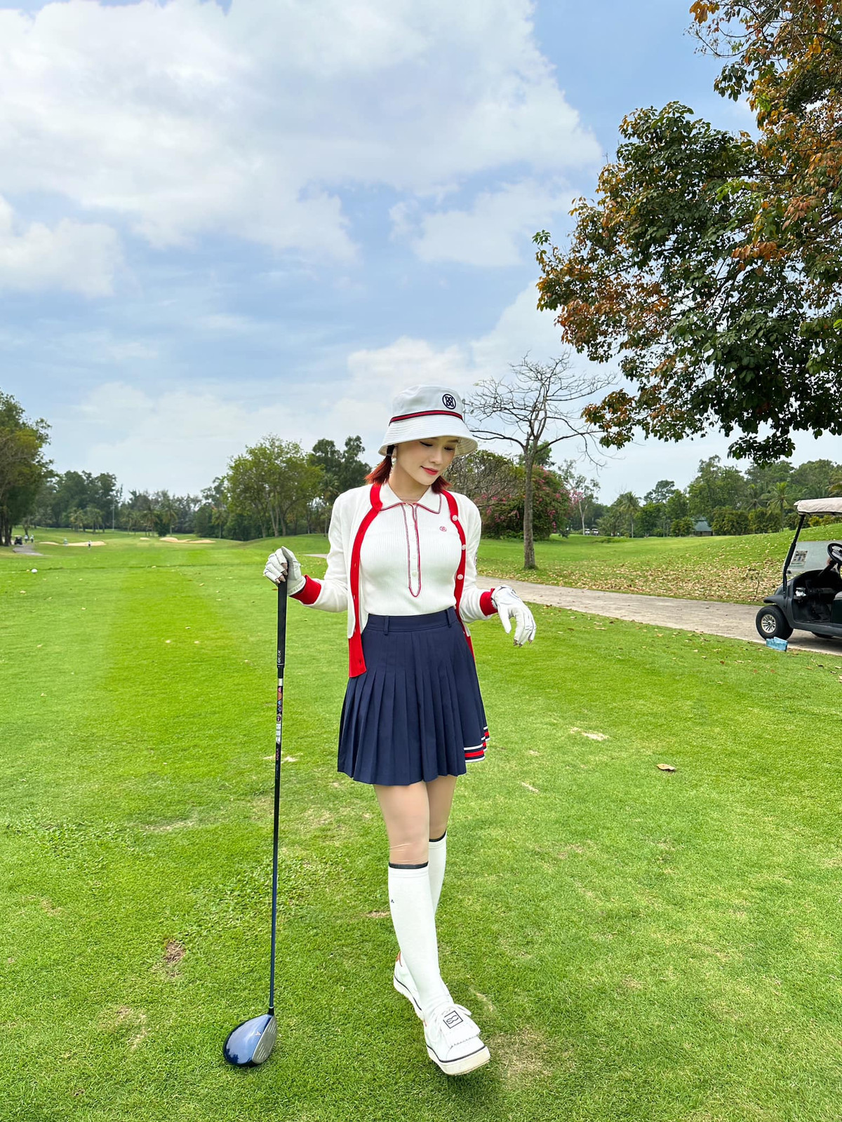 Khi rảnh rỗi, Sam có thú vui đánh golf.