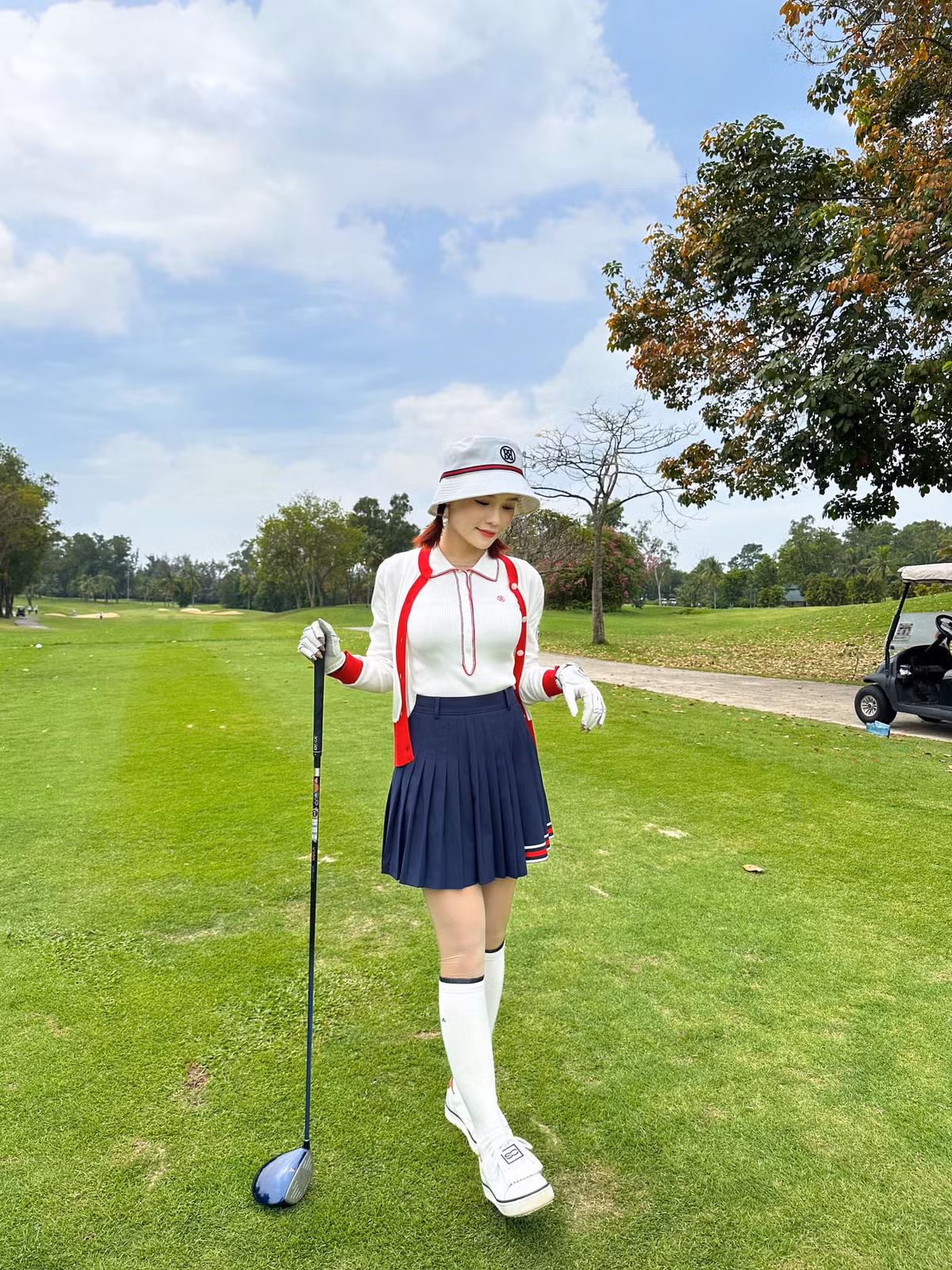 Khi rảnh rỗi, Sam có thú vui đánh golf.