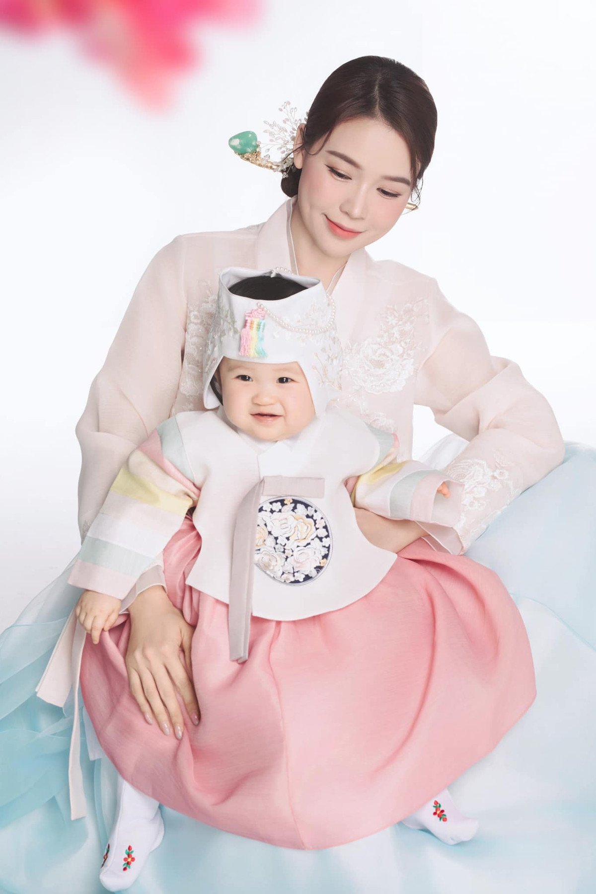 Sam khoe ái nữ diện đồ truyền thống Hàn Quốc.