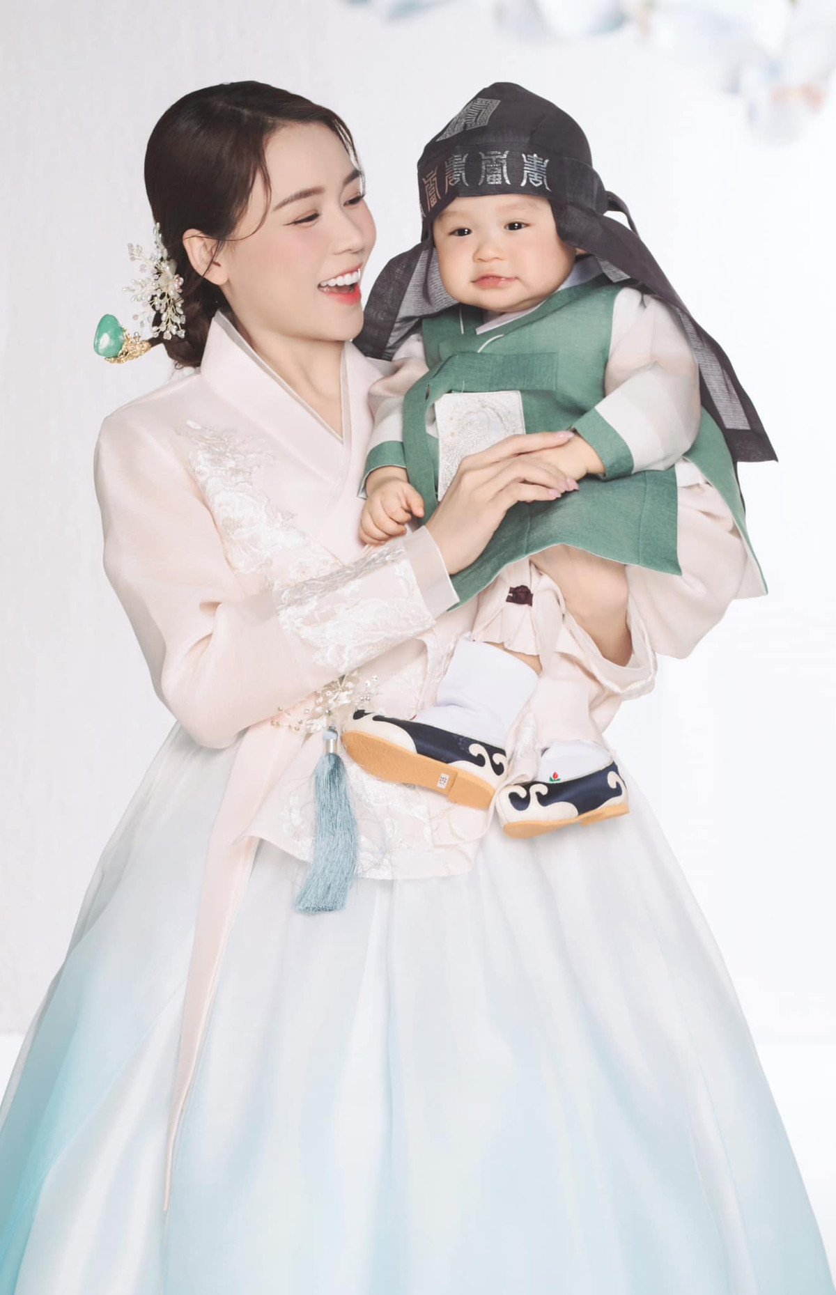 Con trai Sam sở hữu gương mặt bụ bẫm, làn da trắng, được khen như hot boy nhí.