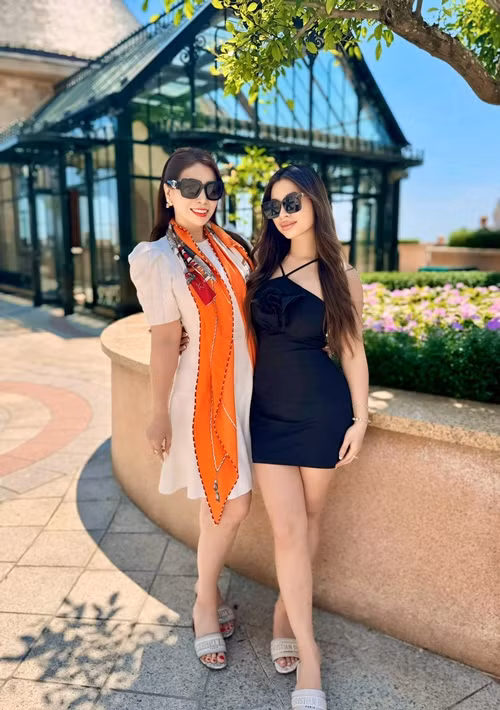 Năm 2001, Lý Hương kết hôn rồi sang Mỹ cùng chồng. Khi hôn nhân tan vỡ, cô và chồng cũ mâu thuẫn về quyền nuôi con. Vướng kiện tụng, Lý Hương bị buộc xa con gái Princess Lam 12 năm. Khi gặp lại nhau, Lý Hương và con gái ôm nhau khóc suốt mấy ngày. Ảnh: FB Lý Hương.