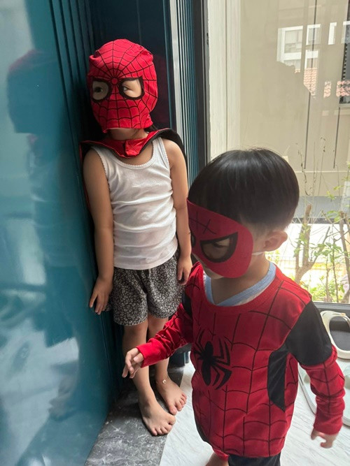 Gần đây, 2 nhóc tì nhà Đàm Thu Trang - Cường Đô la thích đóng vai người nhện, chơi đùa cùng bố mẹ.