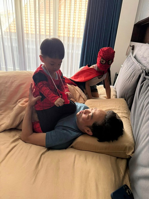 "Cuối tuần đừng mong ngủ nướng với 2 người nhện này nha ba", Đàm Thu Trang nhắn nhủ chồng.