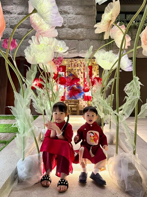 Ngay từ khi chào đời, Suchin và Sutin đã được hưởng cuộc sống sung sướng, chuẩn "rich kid". Hiện tại, 2 nhóc tì ở trong biệt thự triệu đô, được chở trên siêu xe.