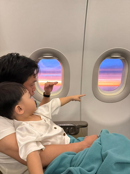 Dù bận rộn, vợ chồng Cường Đô la luôn dành thời gian cuối tuần cho hai con nhỏ.