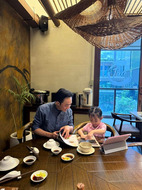 Đàm Thu Trang và Cường Đô la đưa bé Suchin đi ăn cuối tuần.