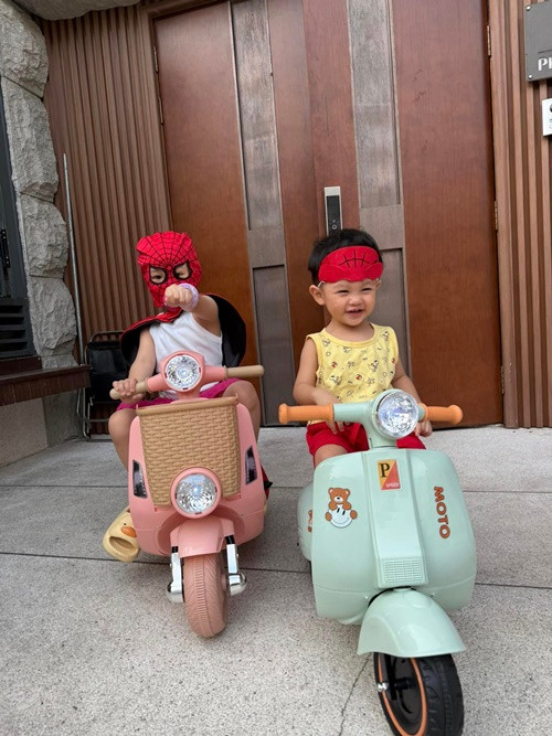 Trên trang cá nhân, Cường Đô la vừa khoe 2 bé Sutin và Suchin hóa siêu nhân vô cùng đáng yêu.