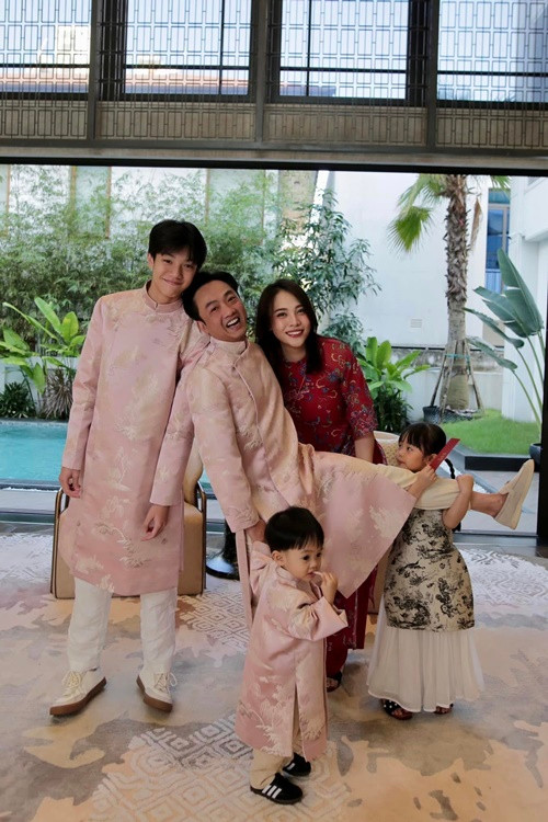 Mỗi dịp lễ Tết, cả gia đình Cường Đô la diện áo dài, chụp ảnh trong biệt thự.