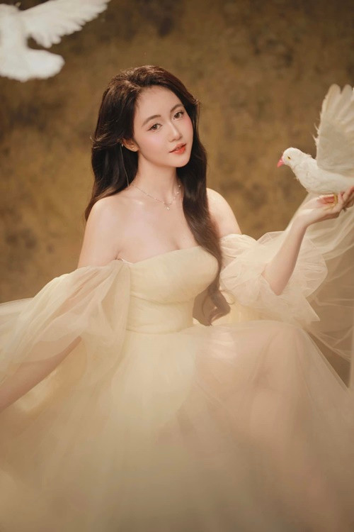 Mỹ Dung sở hữu gương mặt đẹp không góc chết.