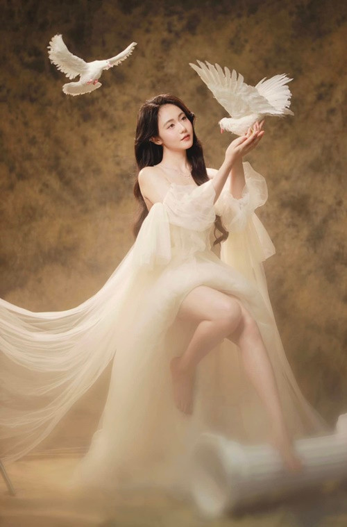 Người đẹp miền Tây khoe dáng gợi cảm với đầm xuyên thấu bồng bềnh.