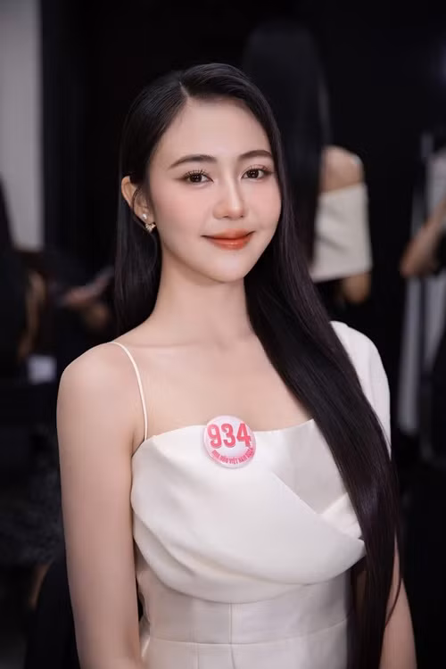 Lê Thị Mỹ Dung là một trong số 41 người đẹp xuất sắc vào chung khảo Hoa hậu Việt Nam 2024. Thí sinh này sinh năm 2001, đến từ Rạch Giá (Kiên Giang).