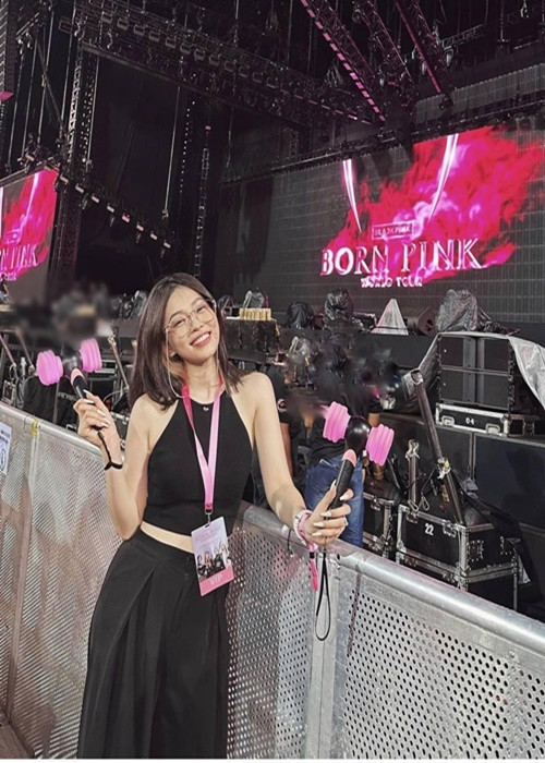 Nàng hậu "săn" poster, album của nhóm BlackPink. Ảnh: FB Phương Nga.